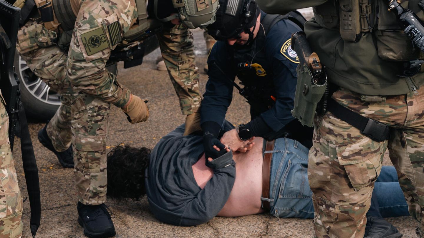 Bei den Protesten werden zahlreiche Menschen robust in Gewahrsam genommen