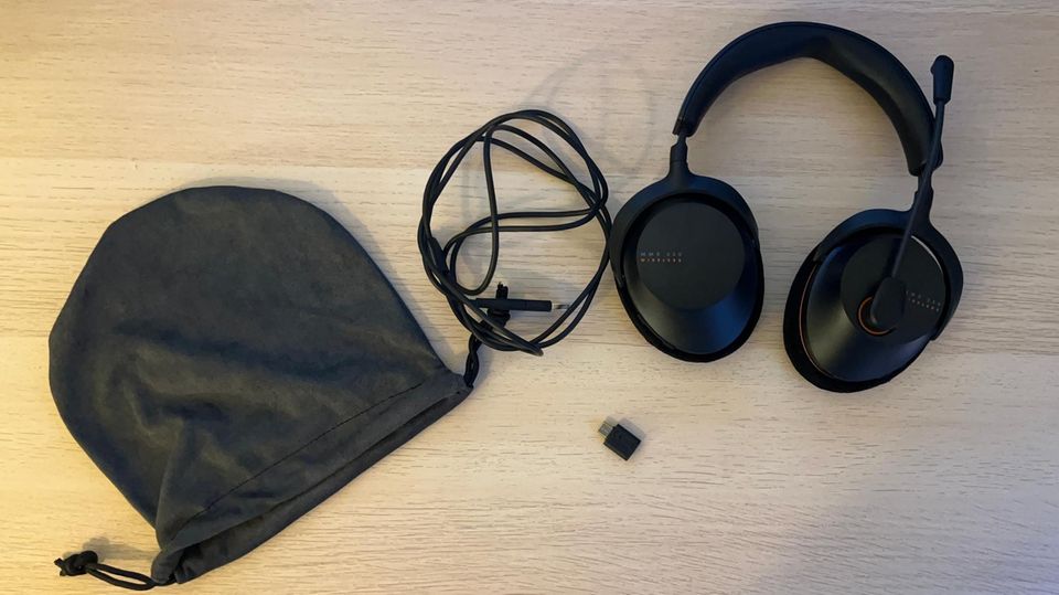 Im Lieferumfang der Beyerdynamic MMX 230 befinden sich Tragetasche, Kabel und Wireless-Dongle