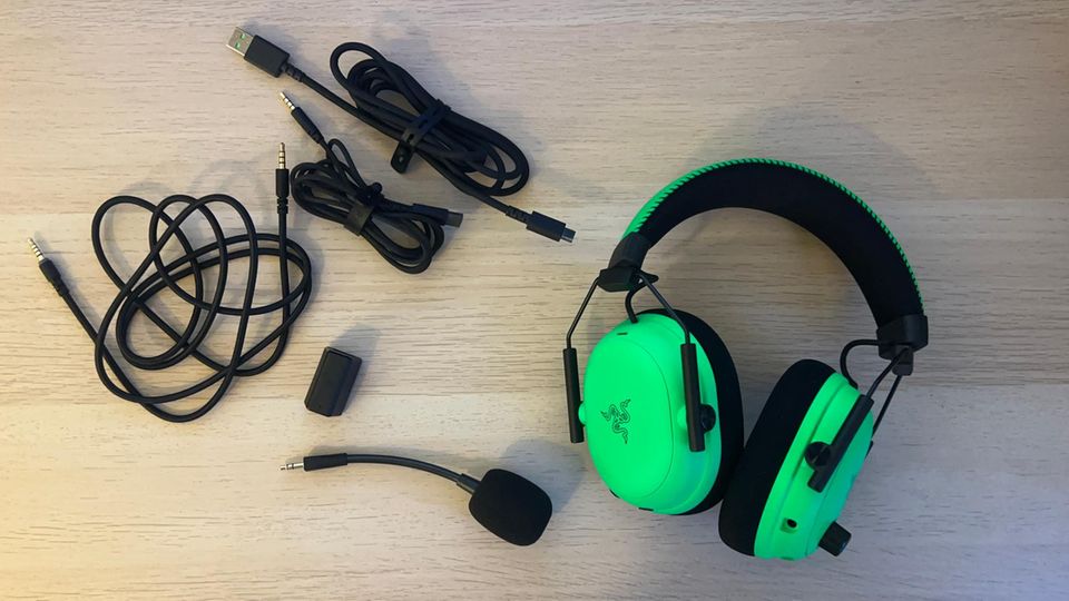 Mehrere Kabel, Mikrofon und Wireless-Adapter sind im Lieferumfang der Razer BlackShark V3 Pro enthalten