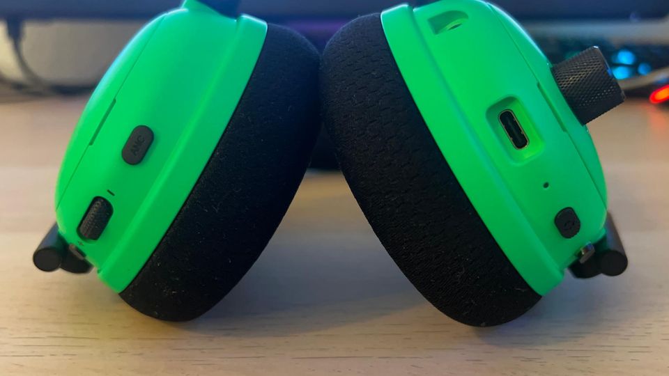 Auf der rechten Seite ragt der Lautsärkergle weit aus der Ohrmuschel heraus