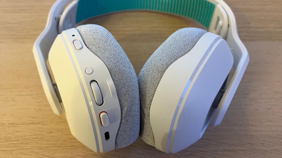 Mutebutton und Lautestärkeregler befinden sich bei beim Logitech G522 auf der linken Ohrmuschel