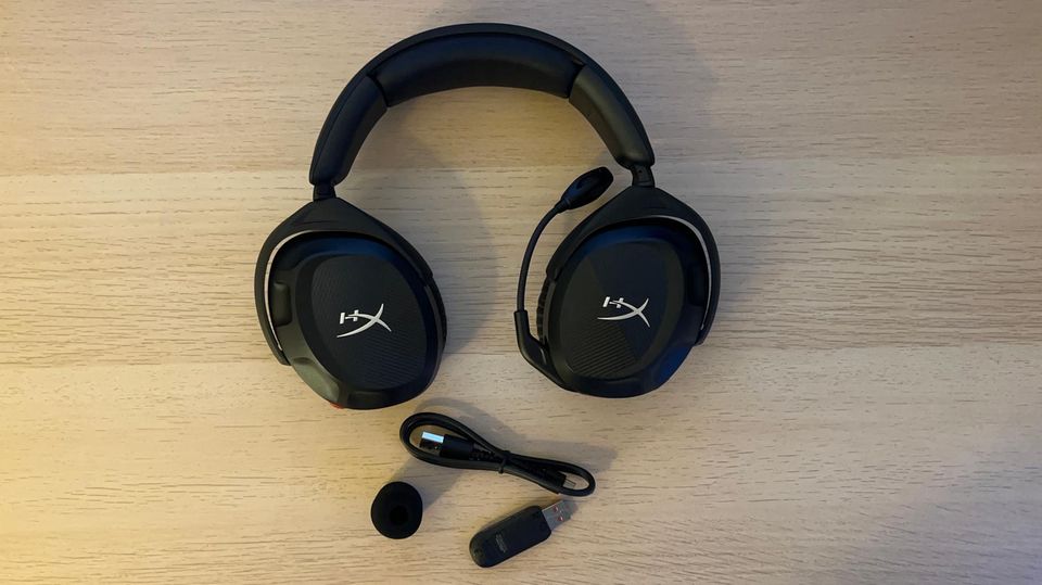 Der Leiferumfang der HyperX Cloud Stinger 2 besteht aus Ladekabel, Mikrofonpuschel und Wireless-Adapter