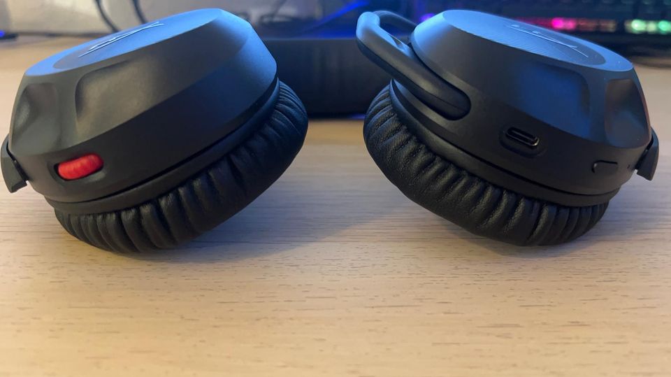 Der Lautstärkeregler setzt bei den Cloud Stinger 2 Wireless einen farblichen Akzent in rot