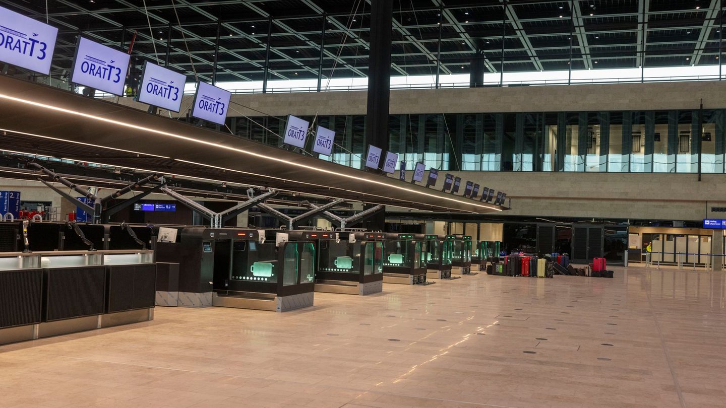 Warten auf die Passagiere: Tests am Terminal 3 beginnen Foto: Helmut Fricke/dpa