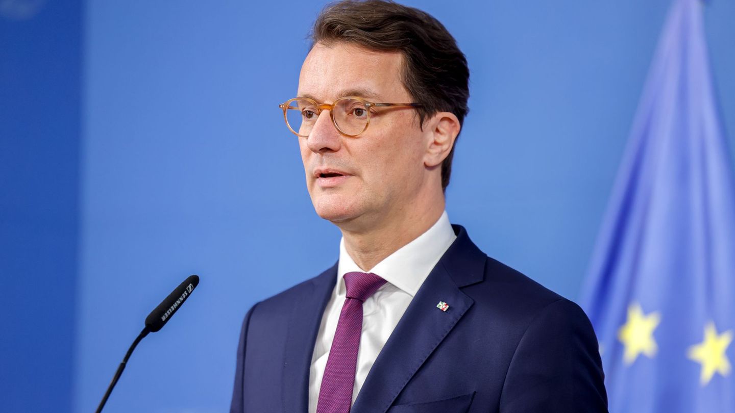 NRW-Ministerpräsident Hendrik Wüst (CDU) muss ein gutes Jahr vor der Landtagswahl sein Kabinett umbilden. Foto: Thomas Banneyer/