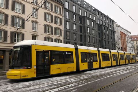 Nach dem Eisregen fährt wieder die erste Straßenbahnlinie in Berlin. Foto: Saskia Fischer/dpa