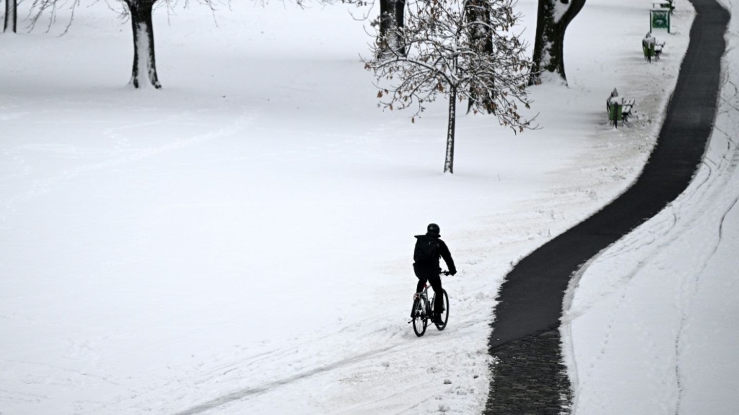 Radfahrer im Schnee