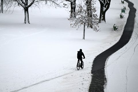 Radfahrer im Schnee
