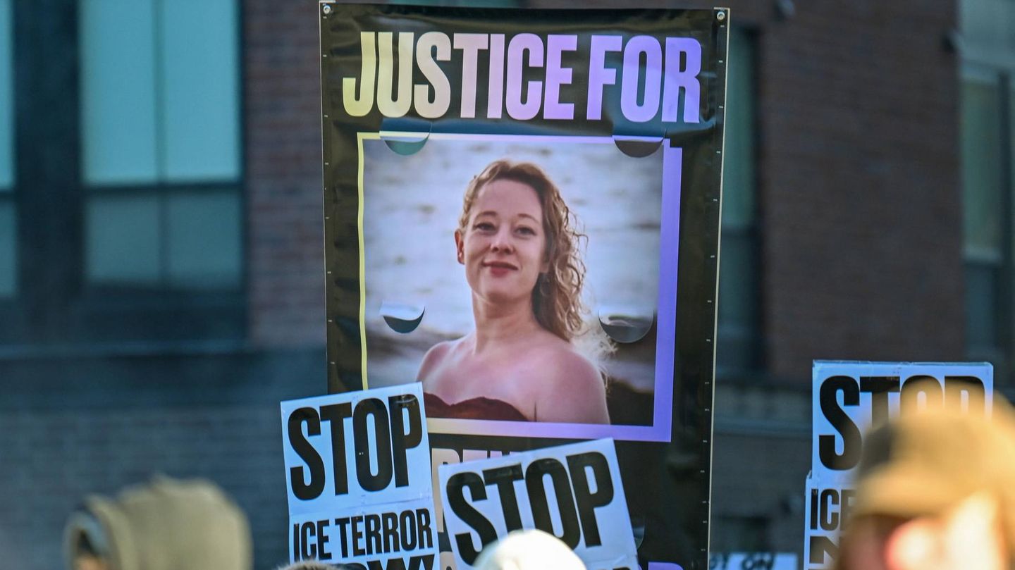 Ein Bild von Renée Nicole Good, das auf einer späteren Demonstration gezeigt wird