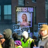 Ein Bild von Renée Nicole Good, das auf einer späteren Demonstration gezeigt wird