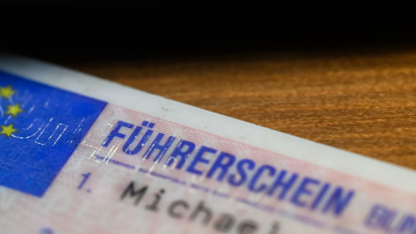 Die Führerscheinkosten sind in den vergangenen Jahren gestiegen. (Symbolbild) Foto: Robert Michael/dpa