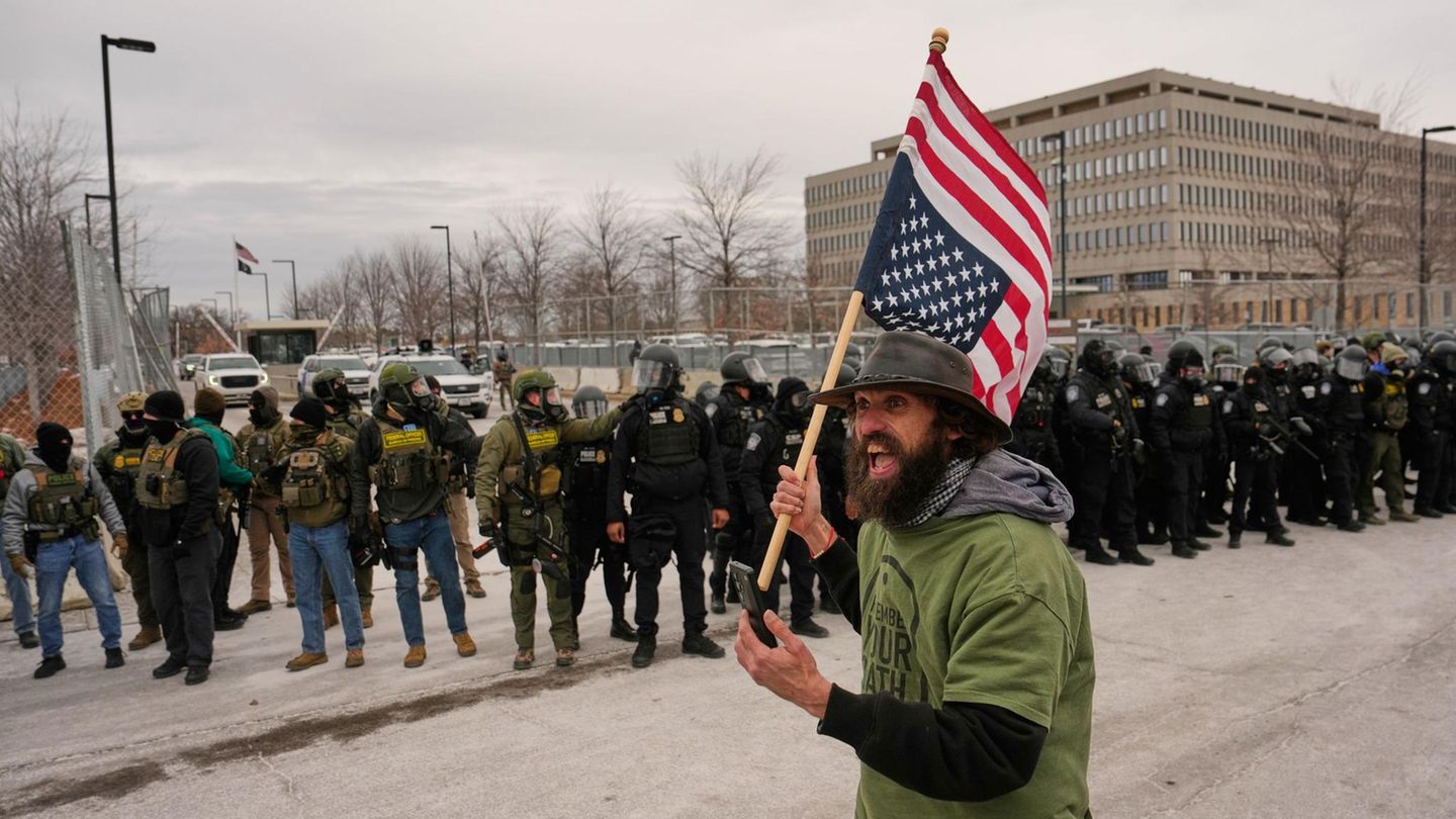 Ein Demonstrant zeigt vor dem ICE-Hauptquartier in Minneapolis die umgedrehte US-Nationalflagge – ein Symbol des Protests. Es bedeutet: Das Land befindet sich in höchster Not