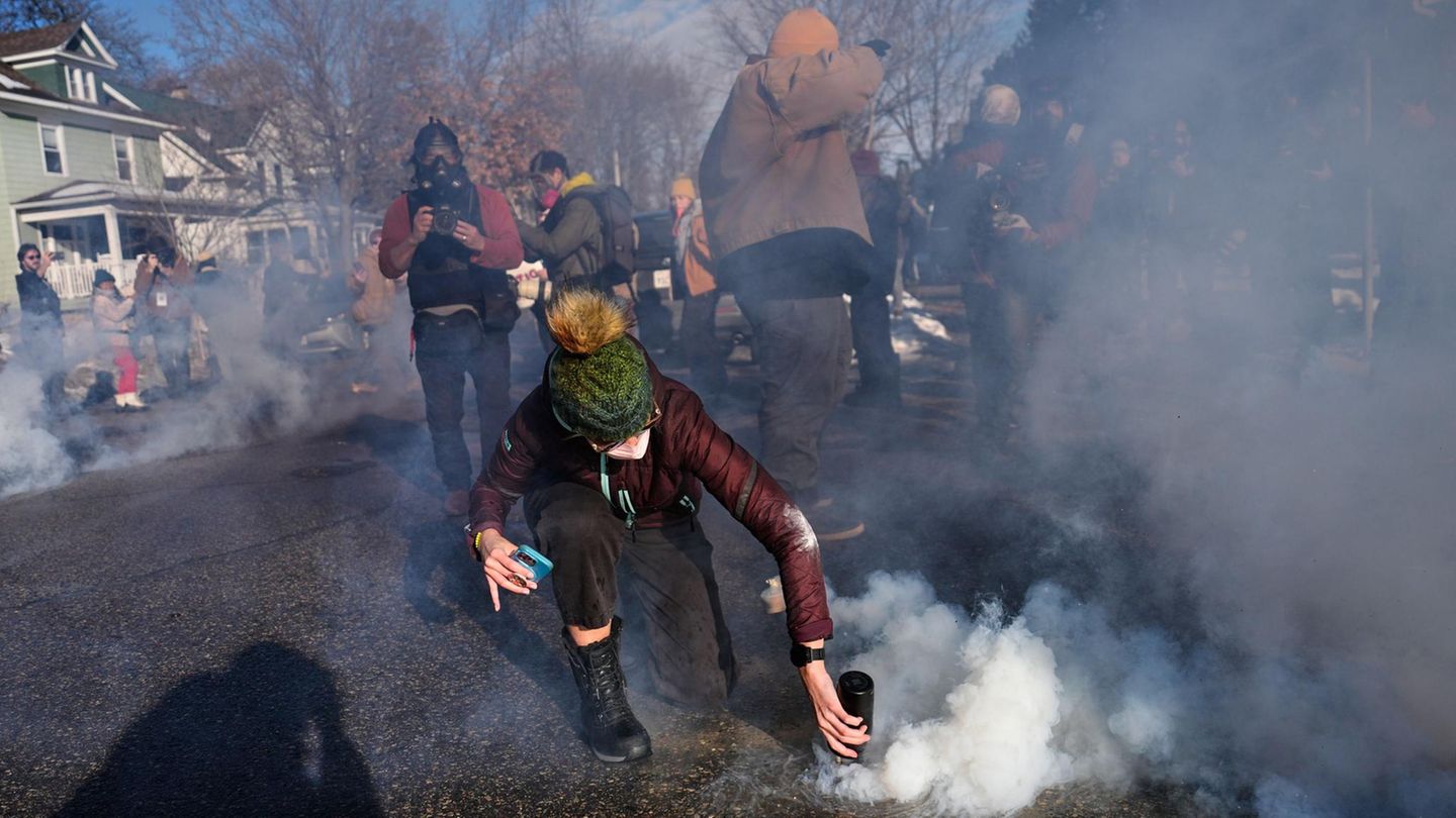 Die Proteste ziehen sich über Tage hin, weil ICE kein Einlenken bei den Razzien zeigt. Eine Demonstrantin versucht, eine Tränengasgranate zu entfernen, die Bundesbeamte in die Menge schießen. Die Stimmung heizt sich weiter auf. Aus Washington heißt es: Das Justizministerium lehnt eine Untersuchung des Vorfalls ab. US-Vizepräsident J.D. Vance sagt, Goods sei selbst schuld an den Schüssen