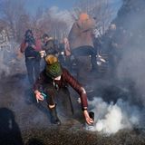Die Proteste ziehen sich über Tage hin, weil ICE kein Einlenken bei den Razzien zeigt. Eine Demonstrantin versucht, eine Tränengasgranate zu entfernen, die Bundesbeamte in die Menge schießen. Die Stimmung heizt sich weiter auf. Aus Washington heißt es: Das Justizministerium lehnt eine Untersuchung des Vorfalls ab. US-Vizepräsident J.D. Vance sagt, Goods sei selbst schuld an den Schüssen