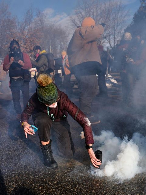 Die Proteste ziehen sich über Tage hin, weil ICE kein Einlenken bei den Razzien zeigt. Eine Demonstrantin versucht, eine Tränengasgranate zu entfernen, die Bundesbeamte in die Menge schießen. Die Stimmung heizt sich weiter auf. Aus Washington heißt es: Das Justizministerium lehnt eine Untersuchung des Vorfalls ab. US-Vizepräsident J.D. Vance sagt, Goods sei selbst schuld an den Schüssen