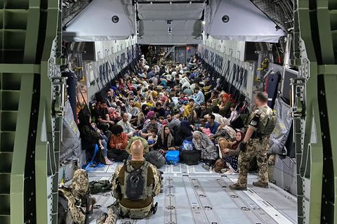 Dicht gedrängt sitzen Menschen während ihrer Evakuierung aus Kabul 2021 im Laderaum einer A400M-Transportmaschine