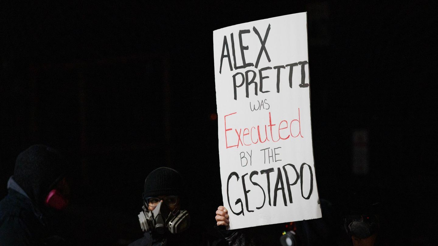 Wie die ICE-Gegner die Bundespolizei sehen, machen sie deutlich. Vergleiche mit der Geheimen Staatspolizei des NS-Regimes in Nazi-Deutschland sind an der Tagesordnung. Dennoch haben die tödlichen Schüsse auf Pretti den Bogen offenbar überspannt. Es heißt, dass ein Teil der ICE-Beamten aus Minneapolis abgezogen wird. Gleiches gilt für Einsatzleiter Bovino. Er wird ebenfalls abgelöst