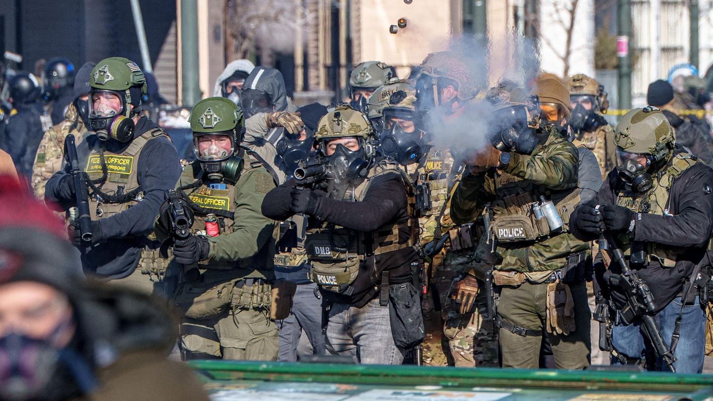 Die Proteste werden heftiger, Bundespolizisten kommen mit dem Abfeuern von Tränengasgranaten nicht mehr hinterher