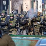 Die Proteste werden heftiger, Bundespolizisten kommen mit dem Abfeuern von Tränengasgranaten nicht mehr hinterher