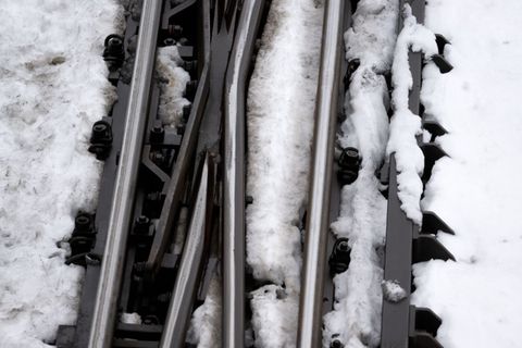 Wegen der hohen Schneelast sind nach Angaben der Bahn im Raum Nürnberg mehrere Bäume auf Gleise gestürzt. (Symbolbild) Foto: Sve