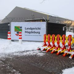 Für den Prozess hat das Land Sachsen-Anhalt ein Interims-Gerichtsgebäude errichten lassen. (Archivbild) Foto: Klaus-Dietmar Gabb