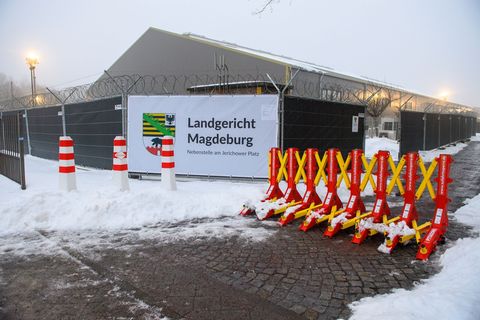 Für den Prozess hat das Land Sachsen-Anhalt ein Interims-Gerichtsgebäude errichten lassen. (Archivbild) Foto: Klaus-Dietmar Gabb