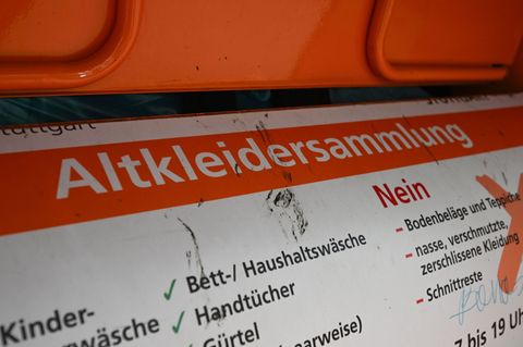 Von wem wurde der tote Hund neben dem Altkleidercontainer entsorgt? (Symbolbild) Foto: Bernd Weißbrod/dpa