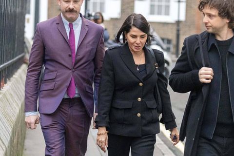 Sadie Frost mit ihrem ältesten Sohn Finlay Munro Kemp auf dem Weg zum Londoner Gericht.