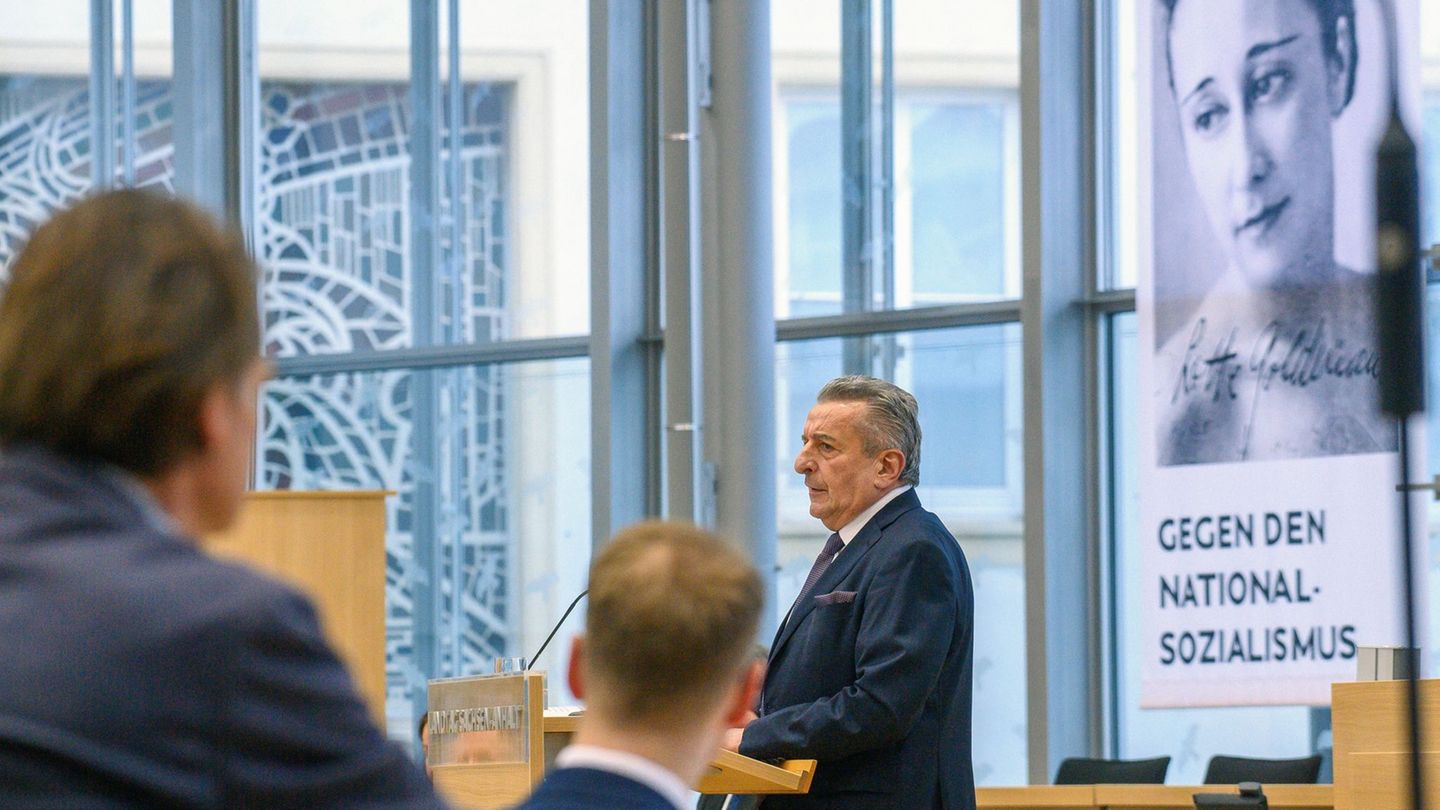 "Wir gedenken der Millionen Menschen, die verfolgt, entrechtet und ermordet wurden", sagte Landtagspräsident Gunnar Schellenberg