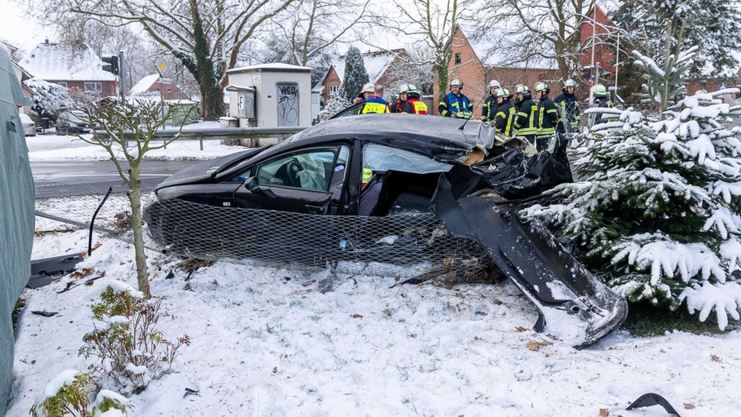 Das Unfallfahrzeug lag stark zerstört in einem Zaun. Foto: Feuerwehr Porta Westfalica/dpa