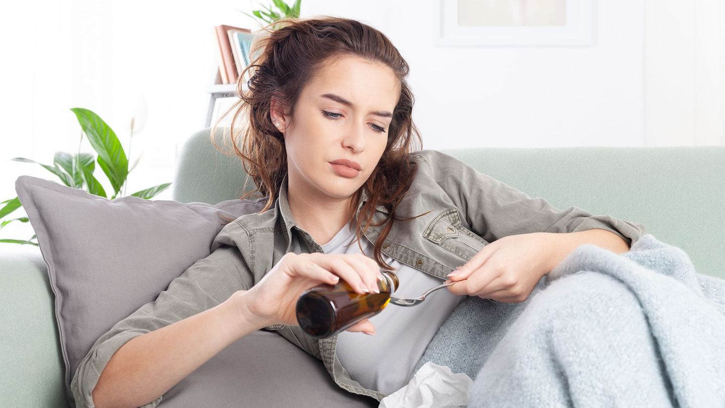 Drei Hustenstiller bergen Risiken: Fast die Hälfte der Hustenmittel fällt durch – Stiftung Wartentest empfielt stattdessen Hausmittel