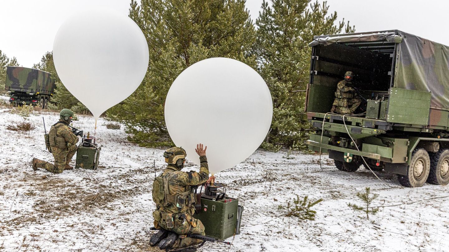 Die Bundeswehr übt das Abwerfen von Flugblättern. Foto: Frank Hammerschmidt/dpa