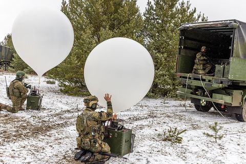 Die Bundeswehr übt das Abwerfen von Flugblättern. Foto: Frank Hammerschmidt/dpa