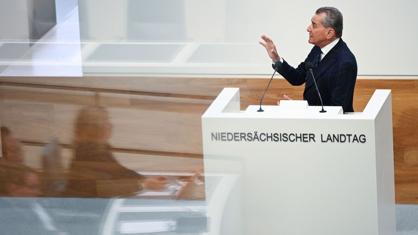 Friedman spricht die Abgeordneten der AfD direkt an und wirft der Partei vor, eine Politik der Ausgrenzung zu betreiben. Foto: S