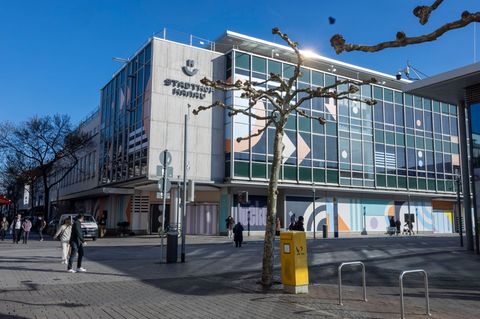 Die Stadt Hanau hatte das ehemalige Kaufhof-Gebäude selbst übernommen. (Archivbild) Foto: Helmut Fricke/dpa
