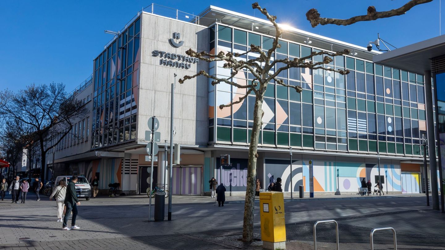 Die Stadt Hanau hatte das ehemalige Kaufhof-Gebäude selbst übernommen. (Archivbild) Foto: Helmut Fricke/dpa