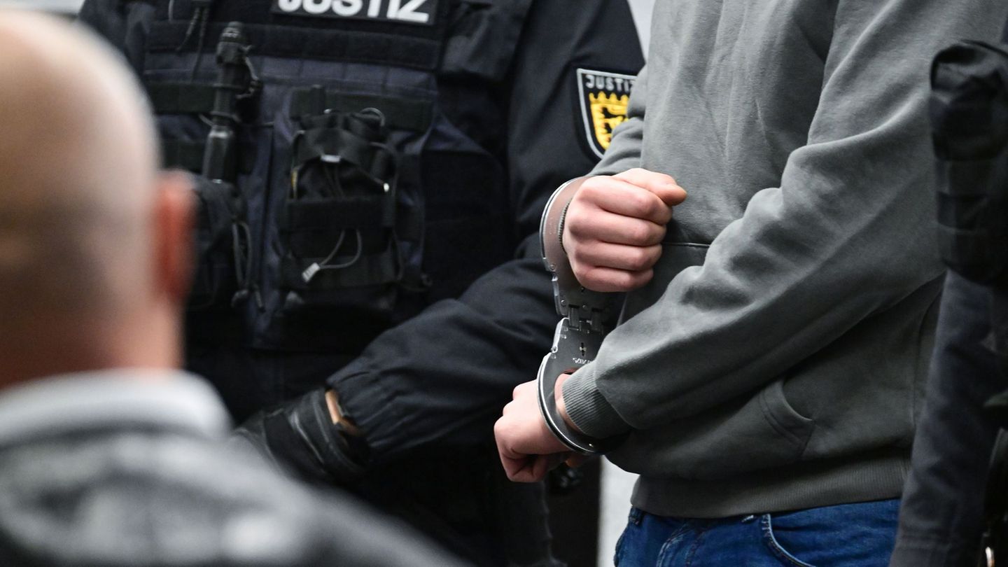 Zwei der drei beteiligten und angeklagten Männer haben sich nun geäußert. (Archivbild) Foto: Bernd Weißbrod/dpa