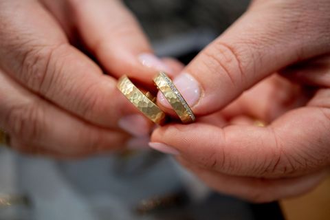 Fast wäre eine Hochzeit in Unterfranken gescheitert, weil der Standesbeamte im Schnee feststeckte. Doch es kam Hilfe. (Symbolbil