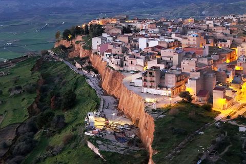 Nach schweren Unwettern droht in Niscemi ein Erdrutsch Teile eines Wohngebiets mitzureißen. Foto: Alberto Lo Bianco/LaPresse via