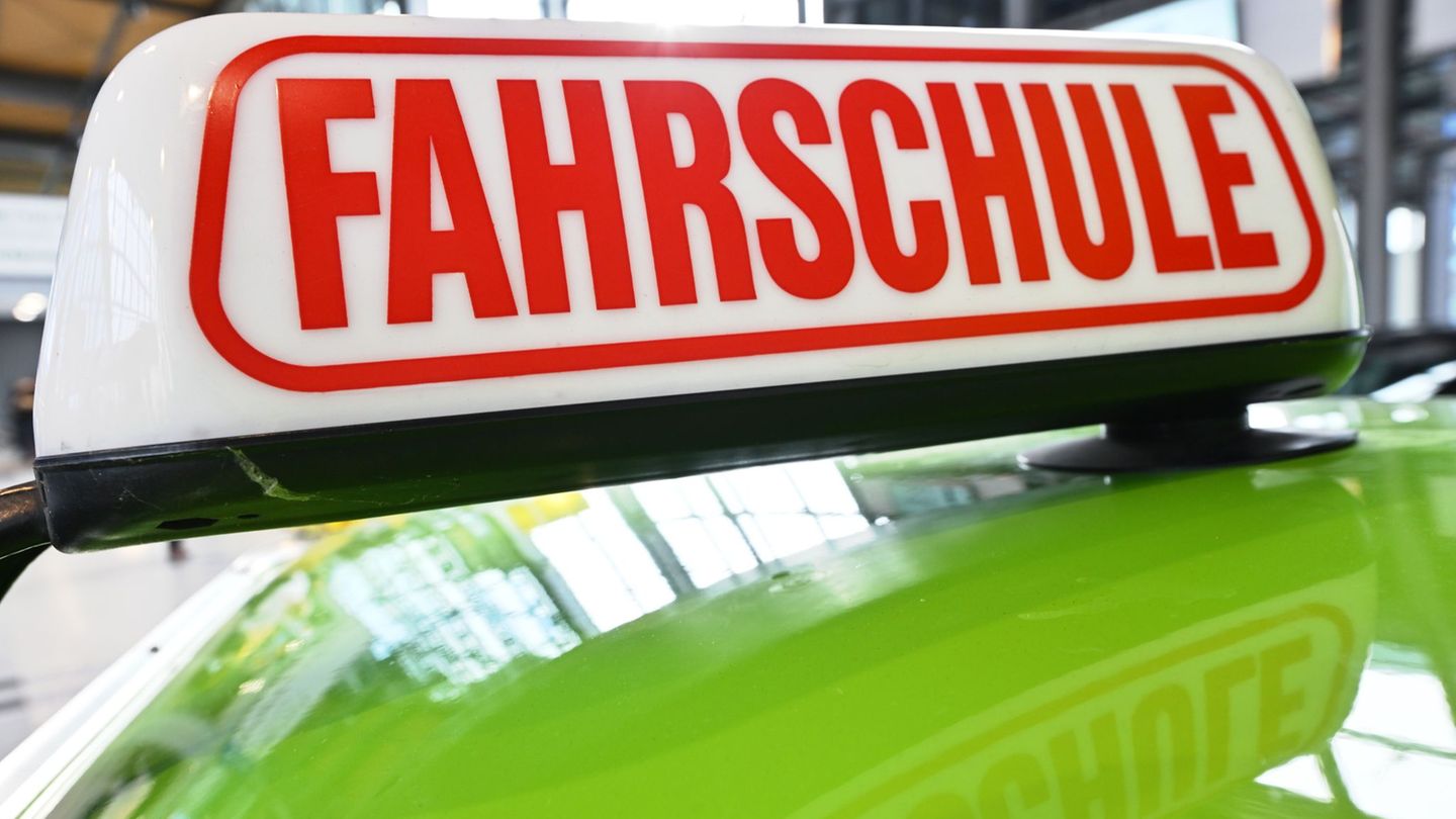 Sachsen will über den Bundesrat die Fahrschulausbildung modernisieren (Symbolbild). Foto: Martin Schutt/dpa