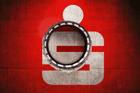 Bankraub: Eine Animation einer Wand mit einem Sparkassen-Logo, bei dem sich ein Bohrer durch die Wand bohrt