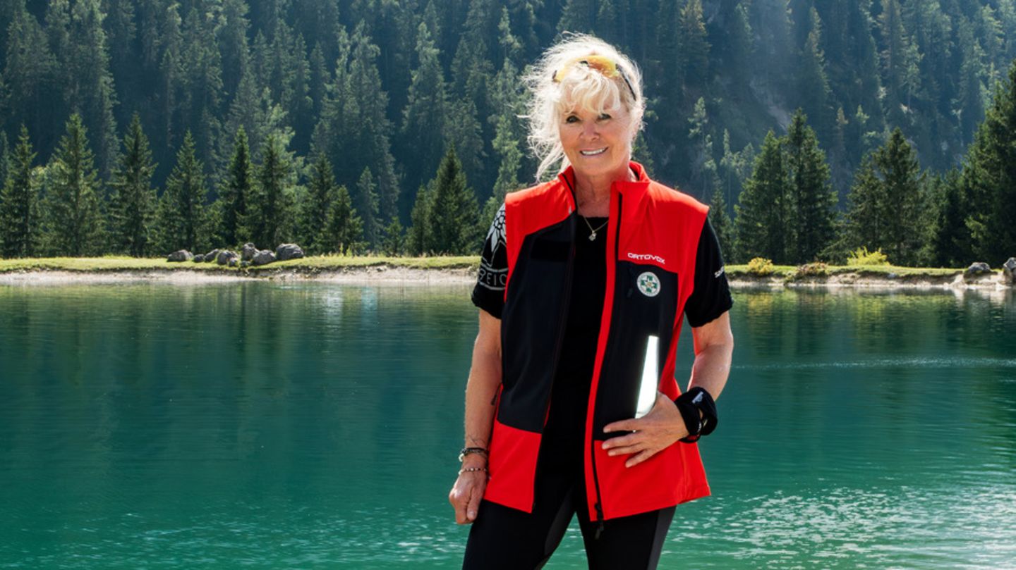 Regina Poberschnigg ist Bergretterin, erste Flugretterin ihres Landes und leitet ein Team von rund 60 Ehrenamtlichen 