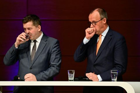Friedrich Merz (r) und Sachsen-Anhalts CDU-Spitzenkandidat Sven Schulze