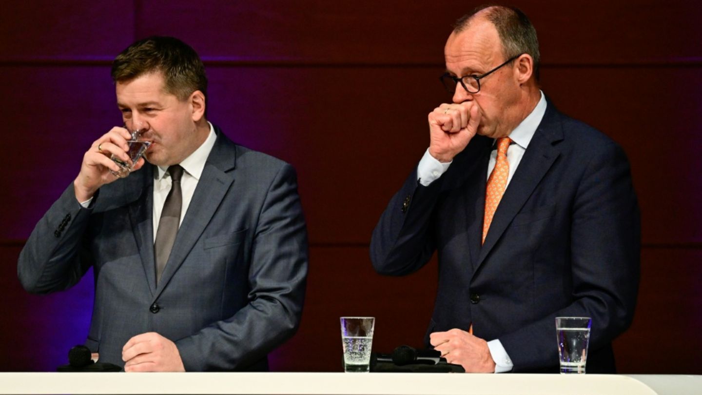 Friedrich Merz (r) und Sachsen-Anhalts CDU-Spitzenkandidat Sven Schulze