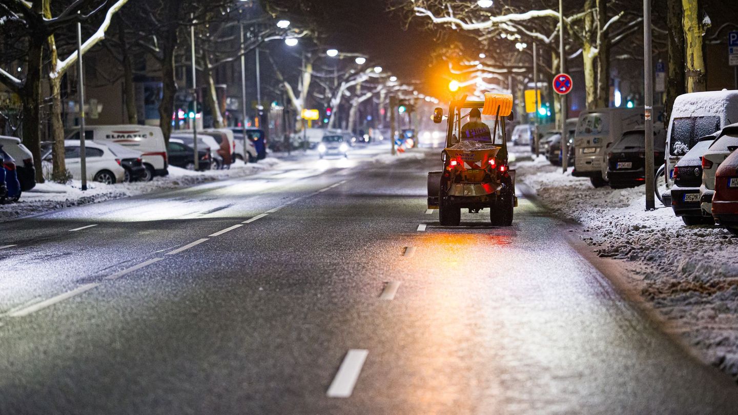 Das Winterwetter sorgt in Niedersachsen und Bremen weiter für glatte Straßen. Foto: Moritz Frankenberg/dpa