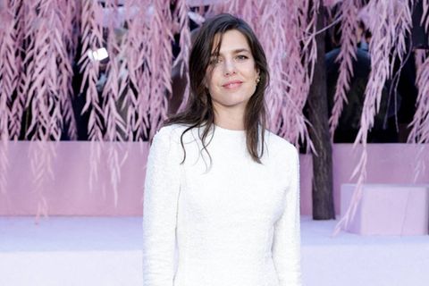 Auch nach dem Tod von Karl Lagerfeld bleibt Charlotte Casiraghi dem Luxuslabel Chanel verbunden: Am Montag besuchte sie dessen