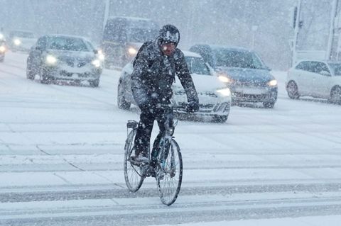 Radfahrer im Schnee