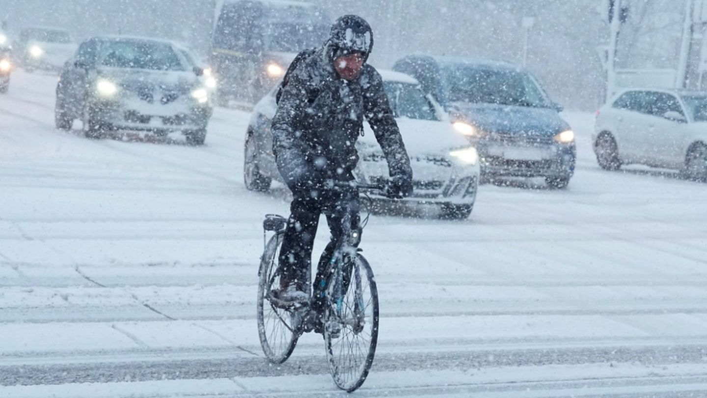 Radfahrer im Schnee