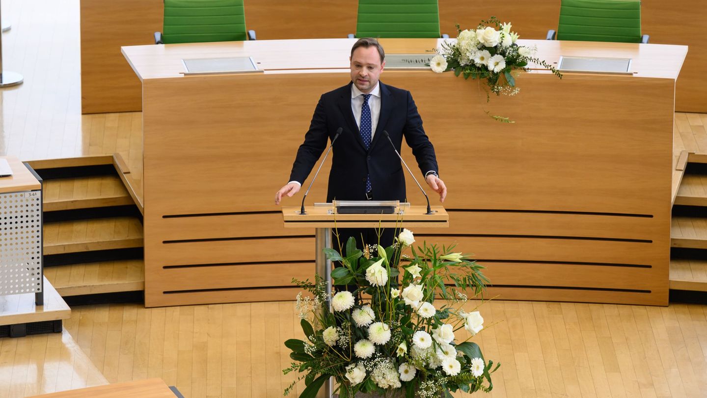 Landtagspräsident Alexander Dierks (CDU) betont, es dürfe kein Ende des Erinnerns an die Verbrechen des Nationalsozialismus gebe