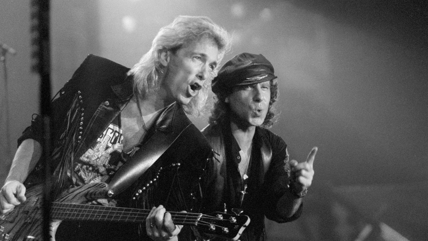 Der ehemalige Bassist der Scorpions (hier l. mit Sänger Klaus Meine im Jahr 1991) starb am 22. Januar im Alter von 71 Jahren nach einer Krebserkrankung. Buchholz spielte Bass in der hannoverschen Rockband von 1973 bis 1992 und prägte die erfolgreichste Ära der Formation. Seinen Band-Austritt begründete er seinerzeit mit der Geburt seiner Zwillingstöchter und dem Wunsch nach mehr Zeit mit seiner Familie.